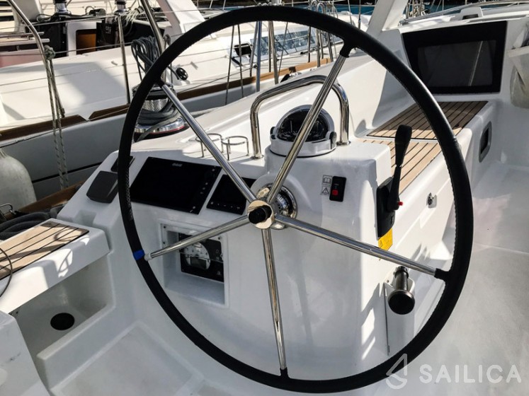 Oceanis 45 - Yacht Charter Sailica