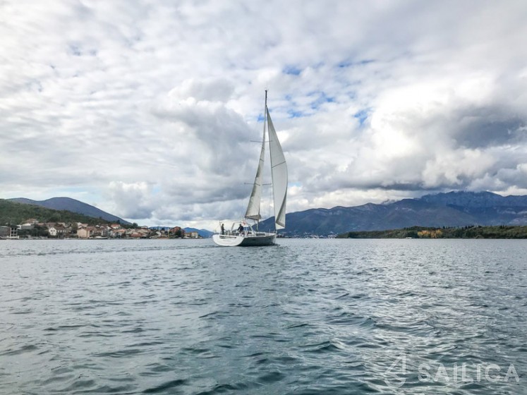 Oceanis 45 - Yacht Charter Sailica