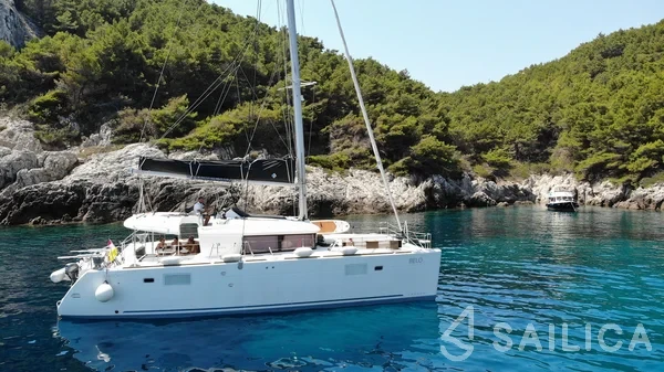 Lagoon 450  Flybridge - Yacht Charter Sailica