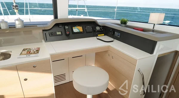 Bali 4.1 - Yacht Charter Sailica