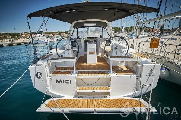 Oceanis 38.1 - Yacht Charter Sailica