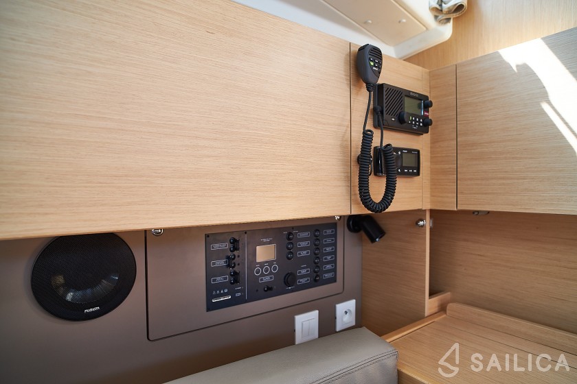 Oceanis 38.1 - Yacht Charter Sailica