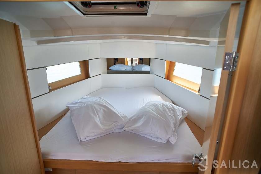 Oceanis 38.1 - Yacht Charter Sailica