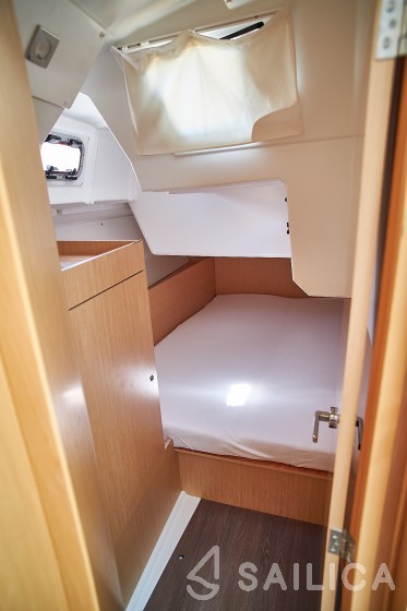 Oceanis 38.1 - Yacht Charter Sailica
