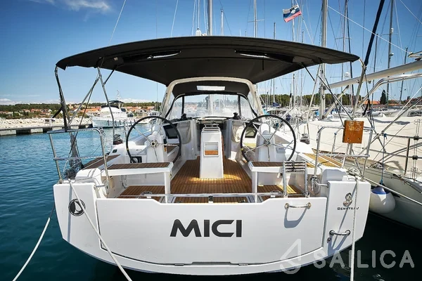 Oceanis 38.1 - Yacht Charter Sailica