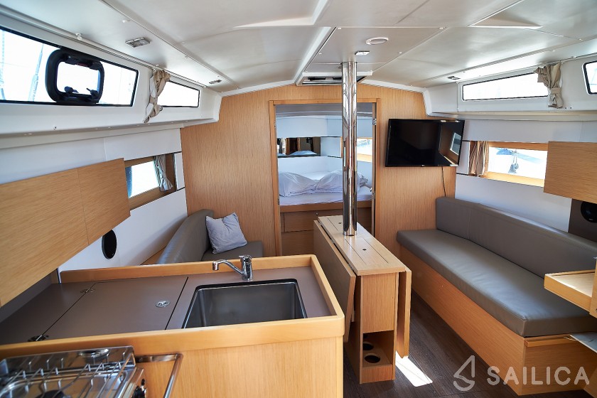 Oceanis 38.1 - Yacht Charter Sailica