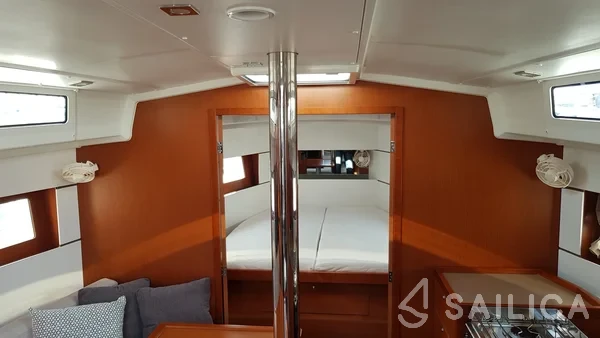 Oceanis 38.1 - Yacht Charter Sailica