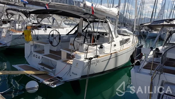 Oceanis 38.1 - Yacht Charter Sailica