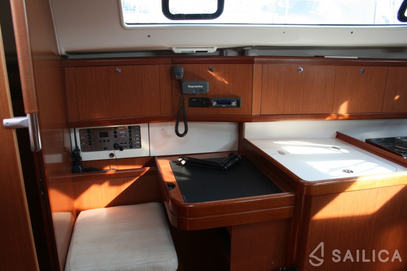 Oceanis 40 - Yacht Charter Sailica