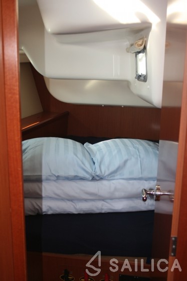 Oceanis 40 - Yacht Charter Sailica