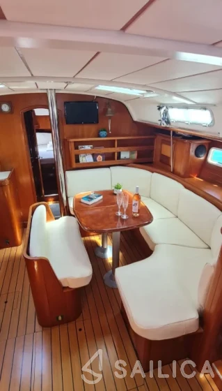 Oceanis 411 Clipper - Yacht Charter Sailica