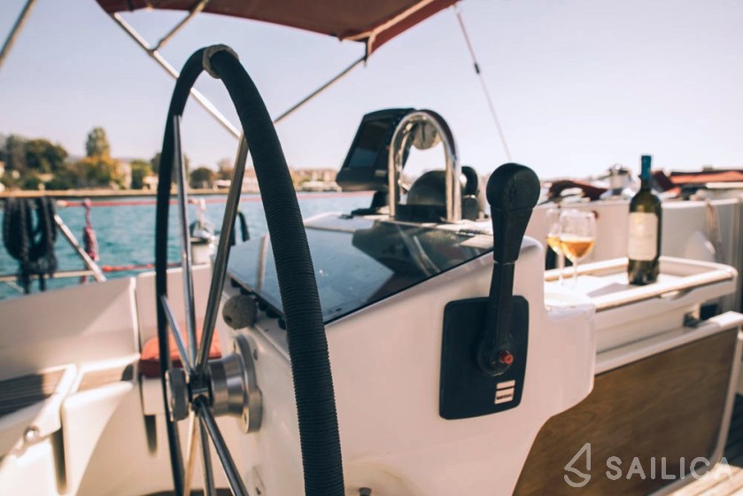 Oceanis 411 Clipper - Yacht Charter Sailica