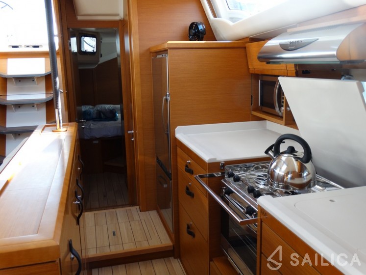 Jeanneau 54 - 6 cab. - Yacht Charter Sailica