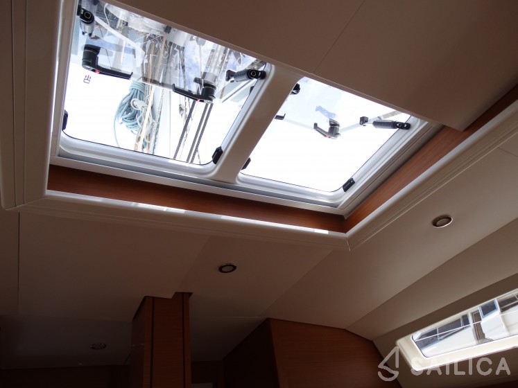 Jeanneau 54 - 6 cab. - Yacht Charter Sailica