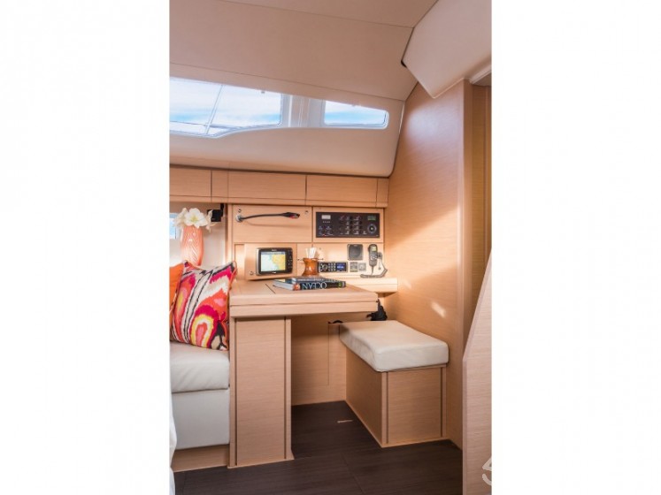 Jeanneau 54 - 6 cab. - Yacht Charter Sailica