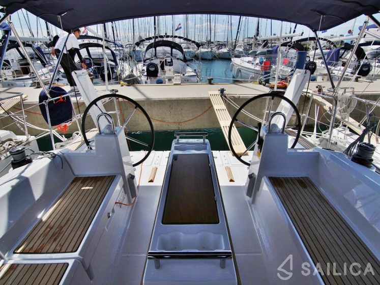 Oceanis 38.1 - Yacht Charter Sailica