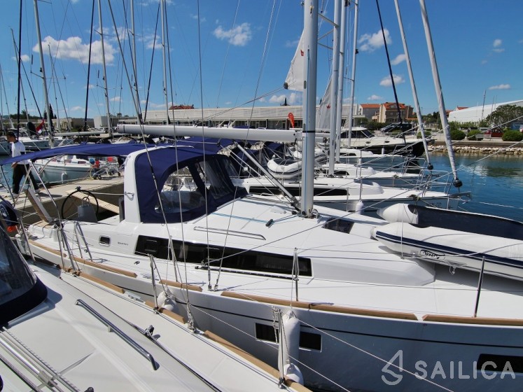 Oceanis 38.1 - Yacht Charter Sailica