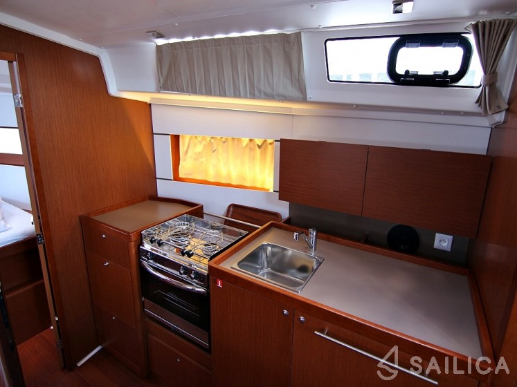 Oceanis 38.1 - Yacht Charter Sailica