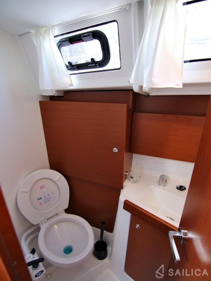 Oceanis 38.1 - Yacht Charter Sailica