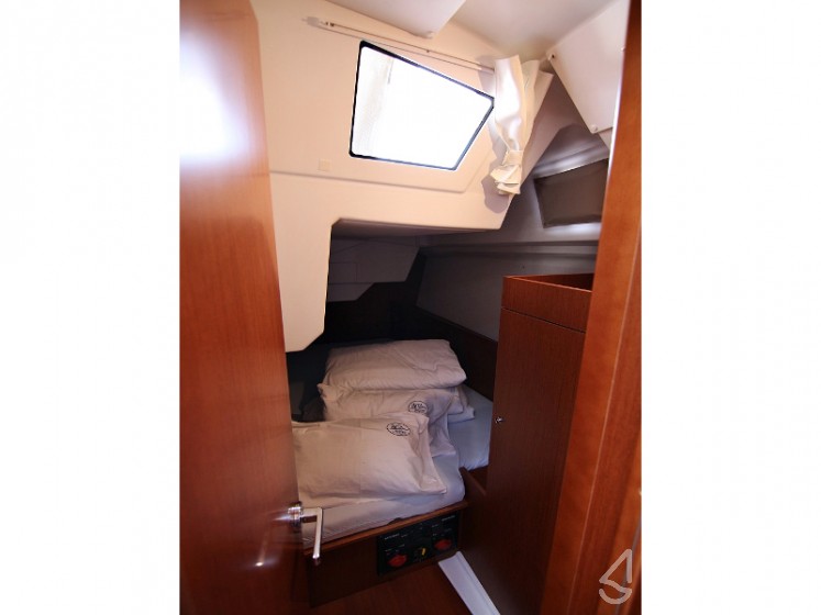 Oceanis 38.1 - Yacht Charter Sailica
