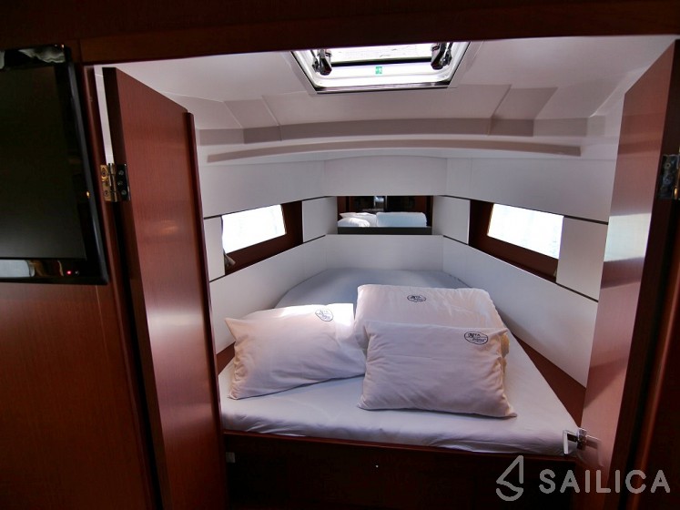 Oceanis 38.1 - Yacht Charter Sailica