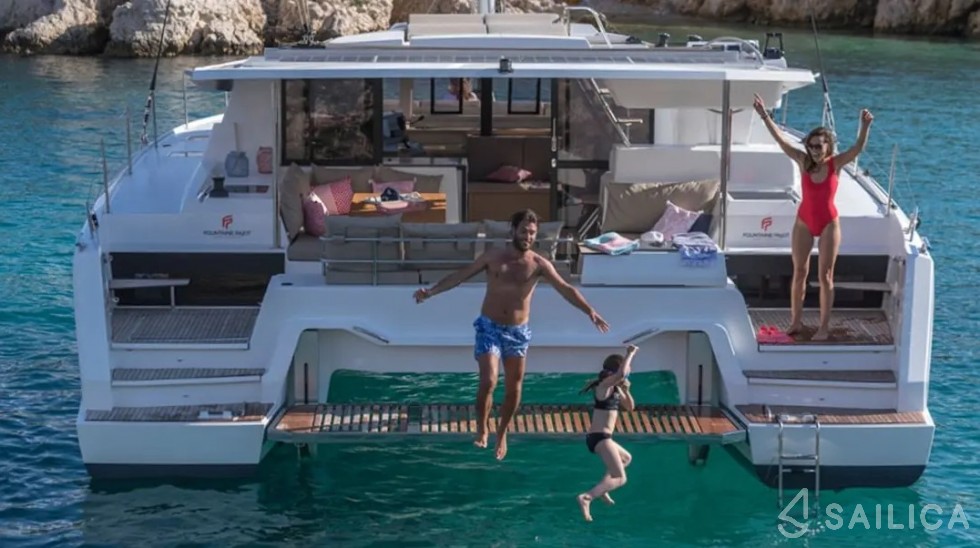 Astréa 42 - Yacht Charter Sailica