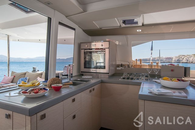 Astréa 42 - Yacht Charter Sailica