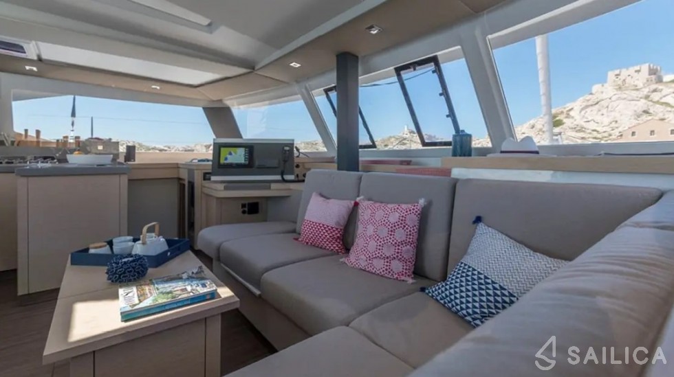 Astréa 42 - Yacht Charter Sailica