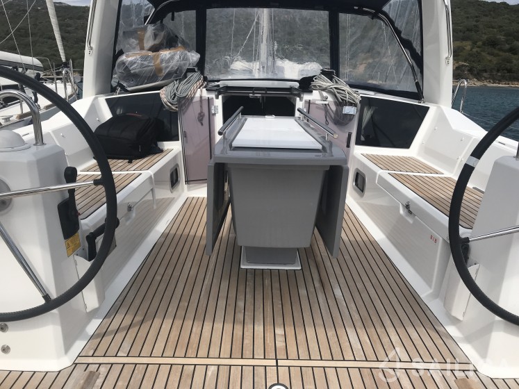 Oceanis 41.1 - Yacht Charter Sailica