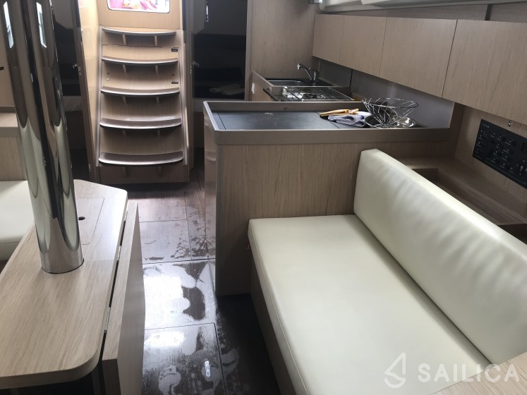 Oceanis 41.1 - Yacht Charter Sailica