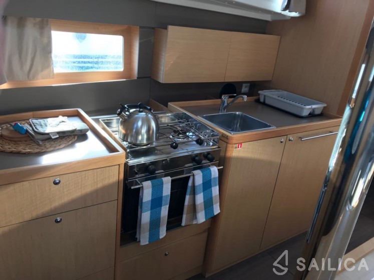 Oceanis 38.1 - Yacht Charter Sailica