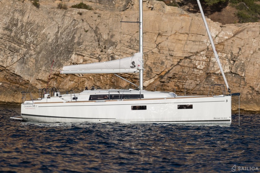 Oceanis 38.1 - Yacht Charter Sailica