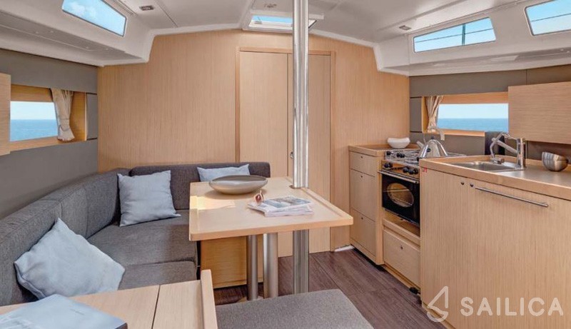 Oceanis 38.1 - Yacht Charter Sailica