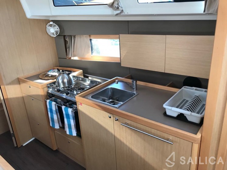 Oceanis 38.1 - Yacht Charter Sailica