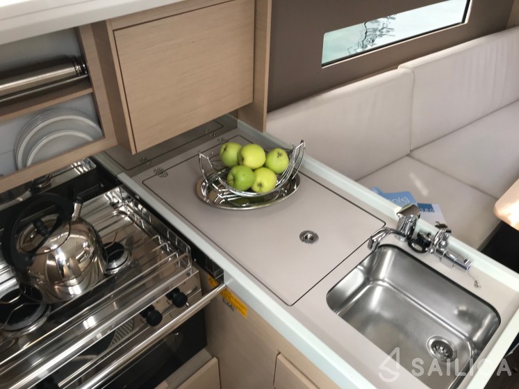 Oceanis 30.1 - Yacht Charter Sailica