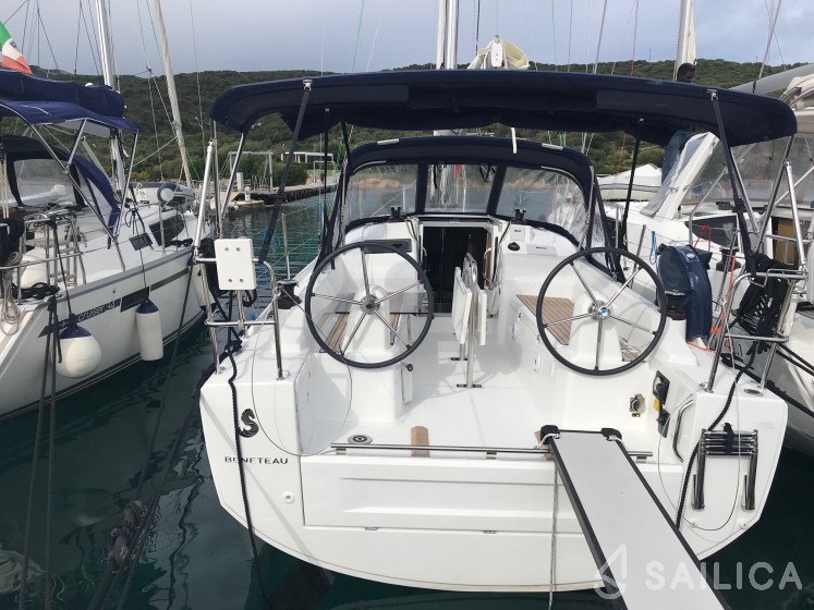 Oceanis 30.1 - Yacht Charter Sailica