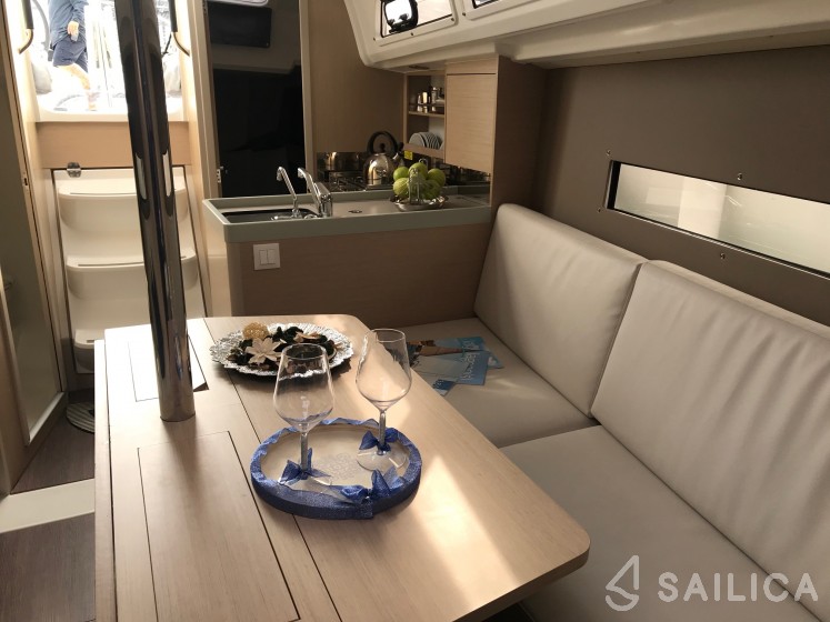 Oceanis 30.1 - Yacht Charter Sailica