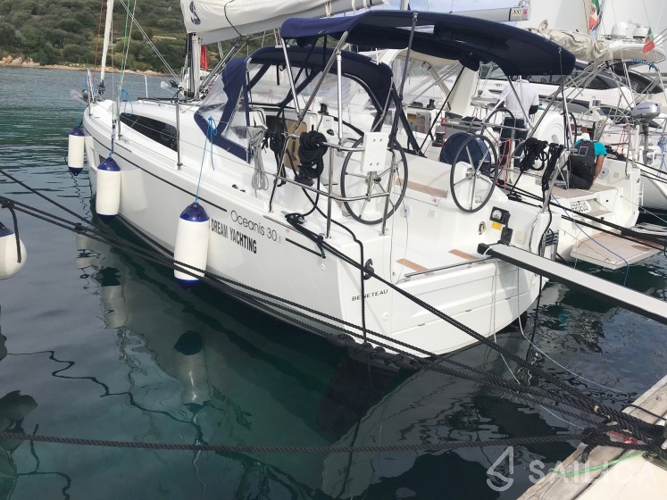 Oceanis 30.1 - Yacht Charter Sailica