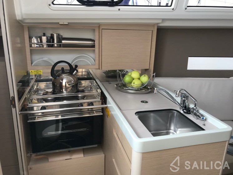 Oceanis 30.1 - Yacht Charter Sailica