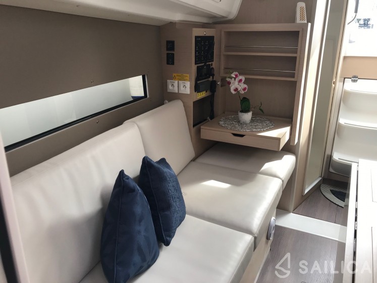 Oceanis 30.1 - Yacht Charter Sailica