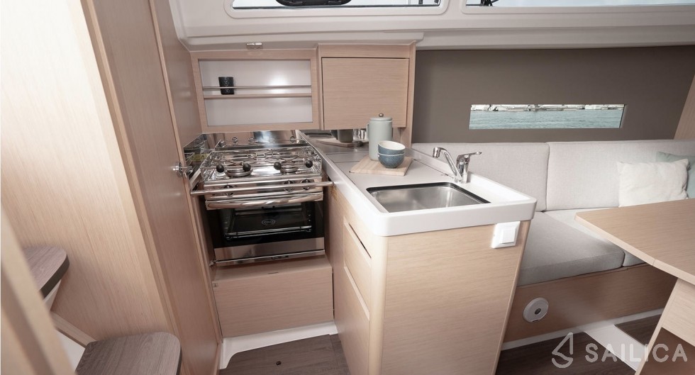 Oceanis 30.1 - Yacht Charter Sailica