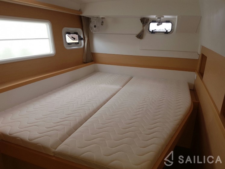 Lagoon 400 S2 - Yacht Charter Sailica