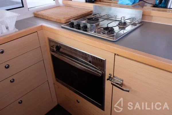 Lagoon 450  Flybridge - Yacht Charter Sailica