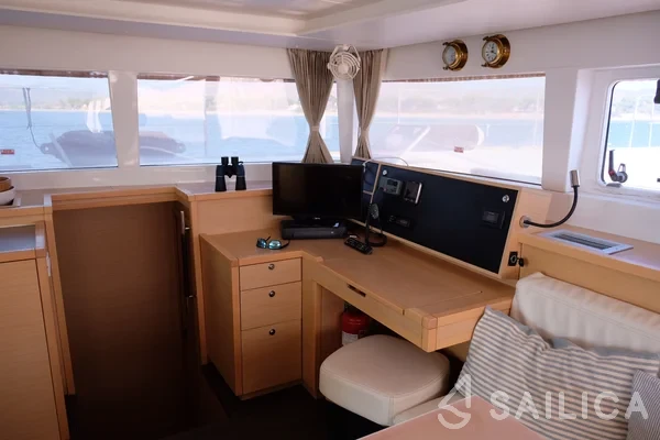 Lagoon 450  Flybridge - Yacht Charter Sailica
