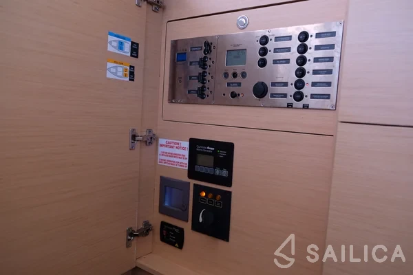 Lagoon 450  Flybridge - Yacht Charter Sailica