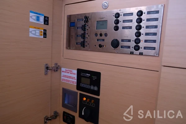 Lagoon 450  Flybridge - Yacht Charter Sailica