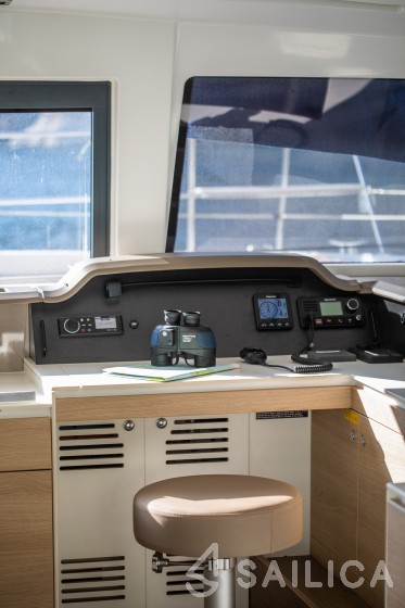 Bali 4.1 - Yacht Charter Sailica