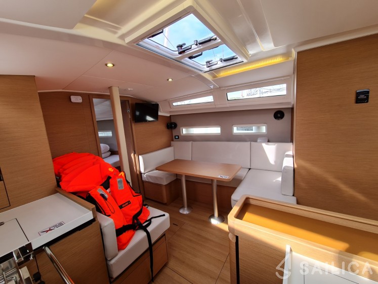 Sun Odyssey 410 - Yacht Charter Sailica