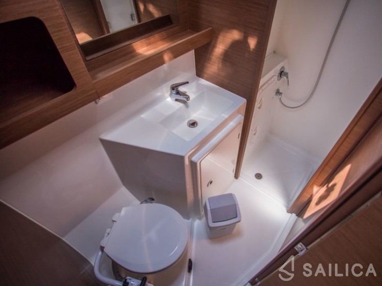 Lagoon 42 - Yacht Charter Sailica