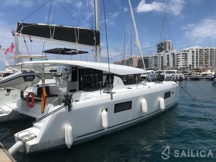 Lagoon 42 - Yacht Charter Sailica